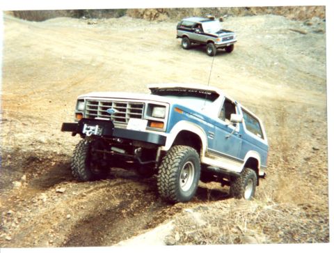 1989 Ford Bronco - Gravel pit hill....First try..No problem didnt even spin a tire..New ARBs front and rear doing their job