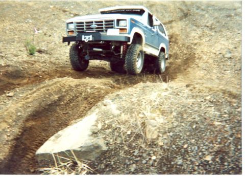 1989 Ford Bronco - Truck started tipping at an angle and lifting the front tire.... Its a no go now that there are witnesses