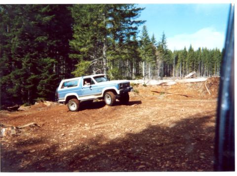1989 Ford Bronco - Looking good on the powerline road