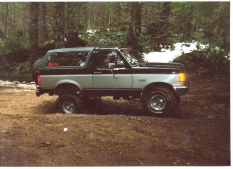 1989 Ford Bronco - Checking flex in a rut