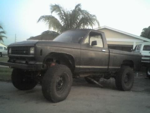 1995 Ford Bronco - This lifted pickup truck does not appear to be a 1995 Ford Bronco.