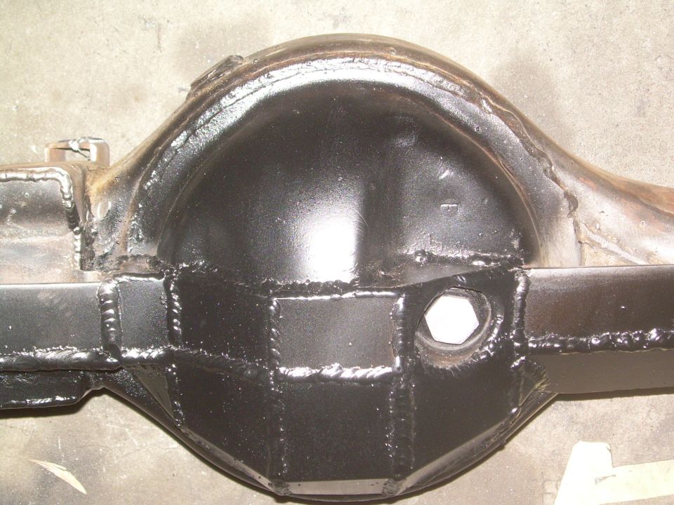 Rear differential housing with gusseted front