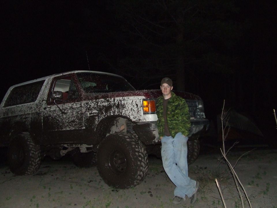 Muddy 1990 Ford Bronco, 3/4 front view, red and white
