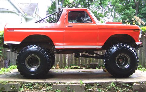 1978 Ford Bronco - This lifted 1978 Ford Bronco features large off-road tires and an external roll cage.