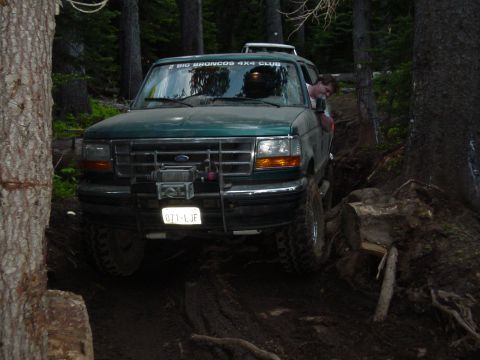 1989 Ford Bronco - Greg thru the same tight spot