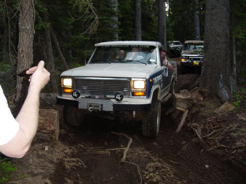 1989 Ford Bronco - Todd coming thru the tight spot, see all the roots & stumps?