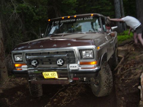 1989 Ford Bronco - Trying to push the bronco off of a root ball...Ya right