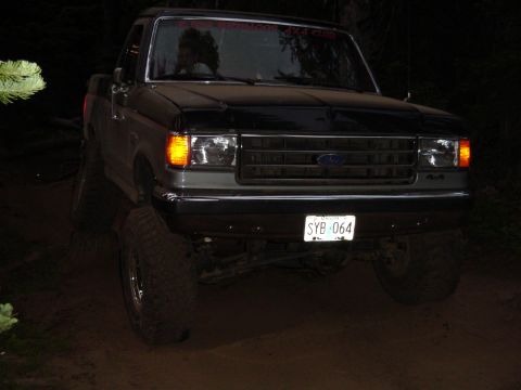 1989 Ford Bronco - Back tire on the stump too