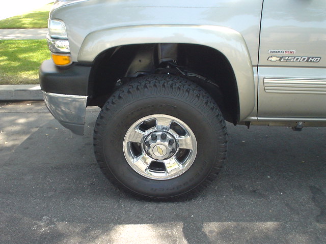 2002 Chevrolet Silverado 2500 HD Duramax Diesel front wheel and fender