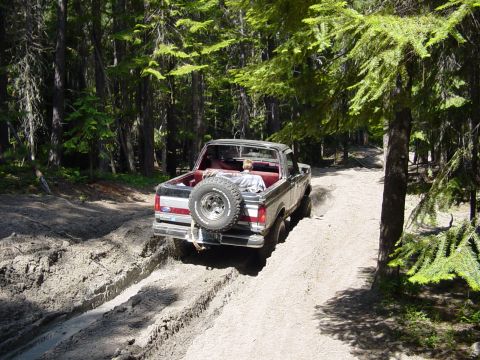 1989 Ford Bronco - Leading the way thru some more ruts