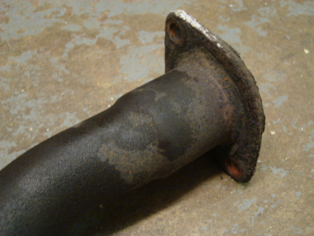 Exhaust pipe flange with mounting holes