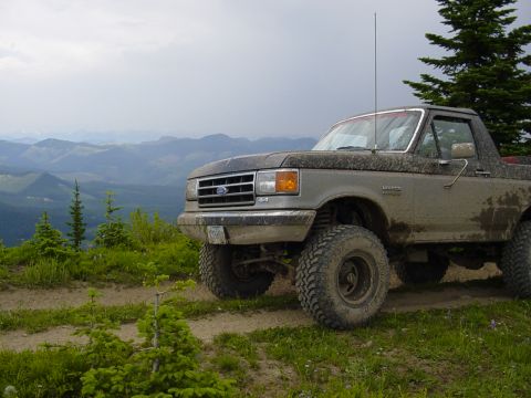 1989 Ford Bronco - Dirty truck posing with a great background