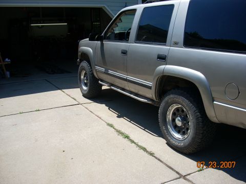 2000 Chevrolet Tahoe - This SUV has running boards and aftermarket wheels. The date stamp shows 07.23.2007.