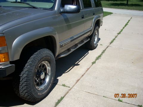 2000 Chevrolet Tahoe - This SUV's body style suggests a 1999 model year, not a 2000 Chevrolet Tahoe as claimed.