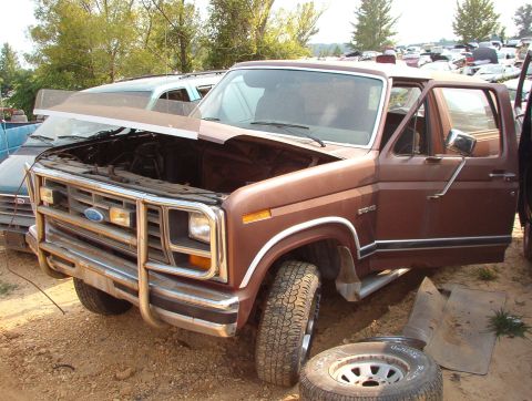 1983 Ford Bronco - Brown's '82 Tweed seats, MM manual hub locks.