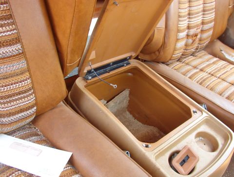 1983 Ford Bronco - Center Console with '78-80 ball-pin snaps instead of the more common '81-91 glove-box-style catch. [url=https://www.supermotors.net/registr…