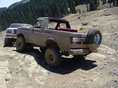 1989 Ford Bronco - Hangin the back tire