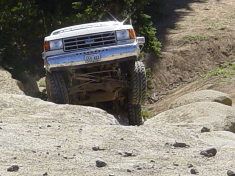 1989 Ford Bronco - Gerald lifting a tire at funny rocks