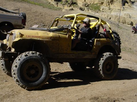 1989 Ford Bronco - Hip drives down funny rocks