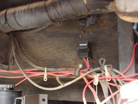 1983 Ford Bronco - this is the current fan relay the wires are too small and one of the fans burned up.