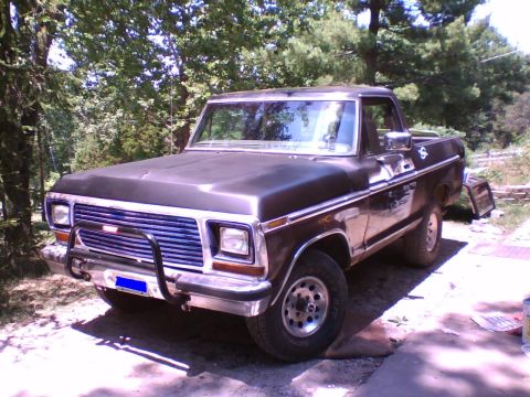 1979 Ford Bronco - This truck has a grille design that indicates it is from the late 1970s, not a 1979 Bronco.