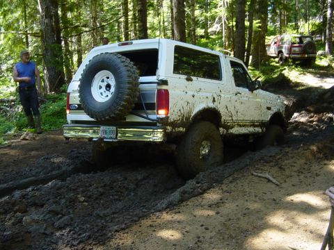 1989 Ford Bronco - Kinda suprized what 2" more tire did for him