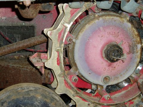 2000 Ford E350 - Close-up of a snow trac mechanism, revealing its toothed wheel and central hub with visible wear and rust.