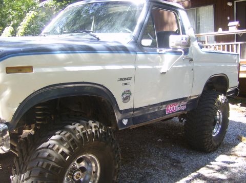 1986 Ford Bronco - This 1986 Ford Bronco features a two-tone paint scheme and is equipped with off-road tires.