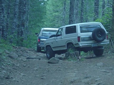 1989 Ford Bronco - Loren cuts around a big rock