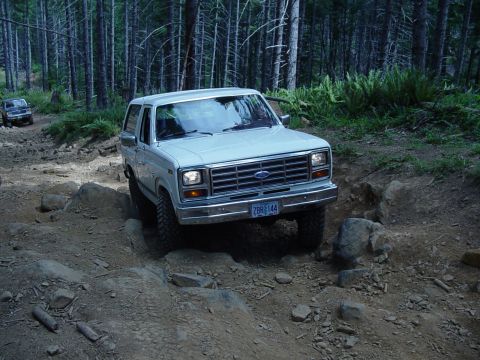 1989 Ford Bronco - Some more rocks on the trail
