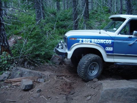 1989 Ford Bronco - We hooked up the winch to stabilize the truck