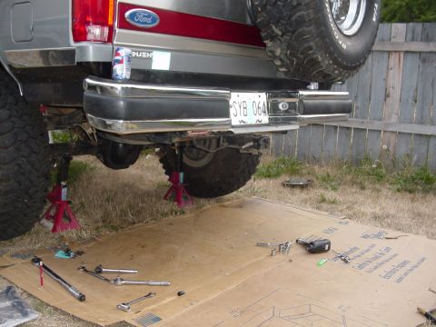 1989 Ford Bronco - I figured since my bumper has the stupid twisted corners, I will put on Todds '85 bumper