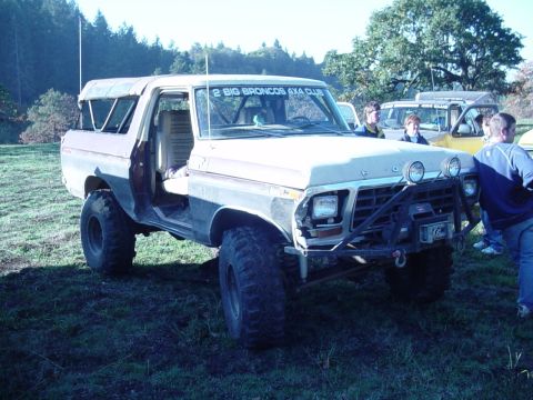 1989 Ford Bronco - Bernie again in the parking area