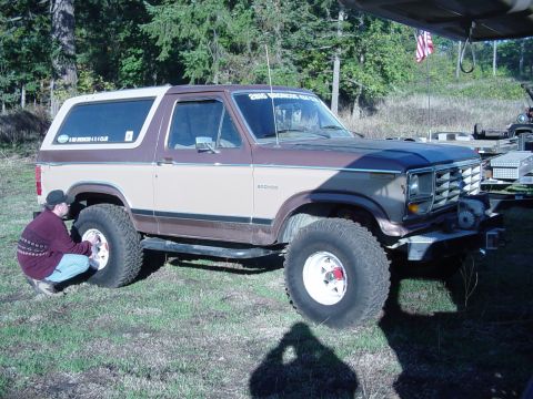 1989 Ford Bronco - Ken K. airing down his bronco