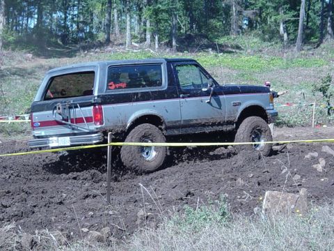 1989 Ford Bronco - Flying out of the mud