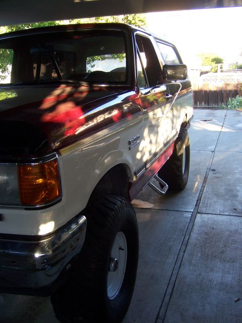 1991 Ford Bronco - This 1991 Ford Bronco features a two-tone paint scheme and aftermarket running boards.