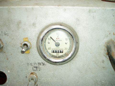 2000 Ford E350 - A close-up of a VDO gauge displays operating hours on a metallic panel.