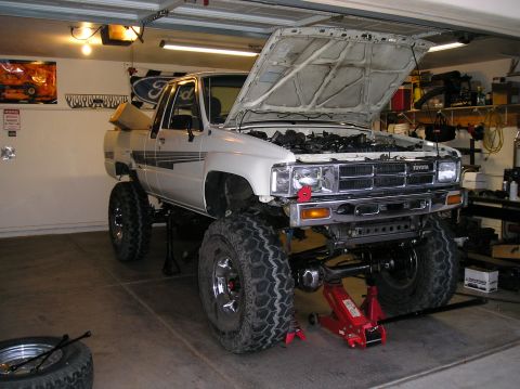 1986 Toyota Hilux - tire test fit.
