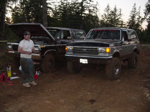 1989 Ford Bronco - Checking the damage to Jons Bronco