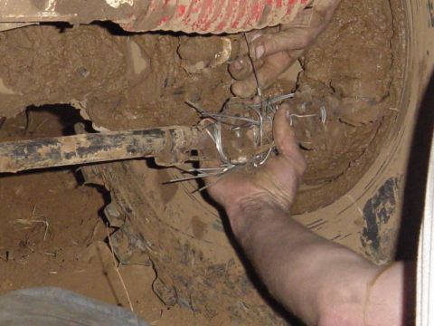 1989 Ford Bronco - Plenty of wire can hold a broken tie-rod coupler