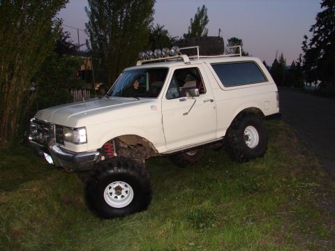 1996 Ford Bronco - Flexing in a ditch