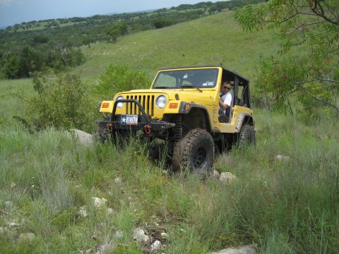 1986 Ford Bronco - trying to get up some small rocks