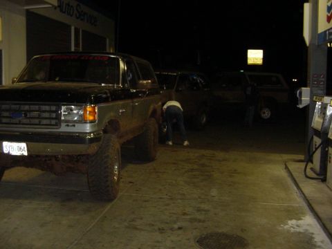 1989 Ford Bronco - Stopping for gas