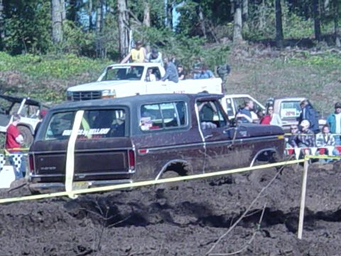 1989 Ford Bronco - Jonnys turn to be stuck on the small tire side