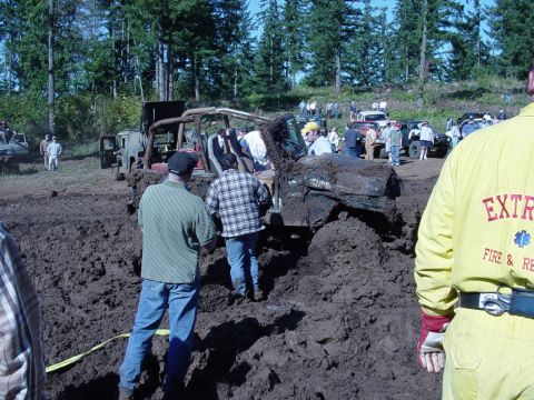 1989 Ford Bronco - The hummer pulls it back onto its own wheels