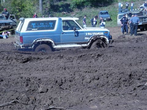1989 Ford Bronco - Todds turn to get stuck on the small tire side