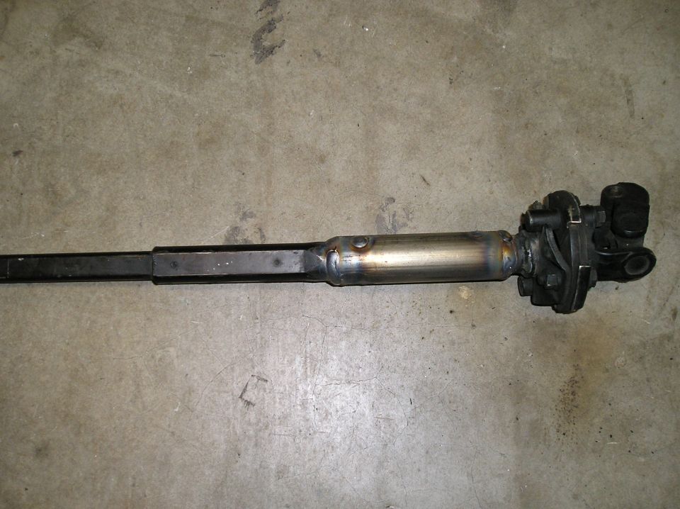 Steering shaft assembly with a universal joint at one end