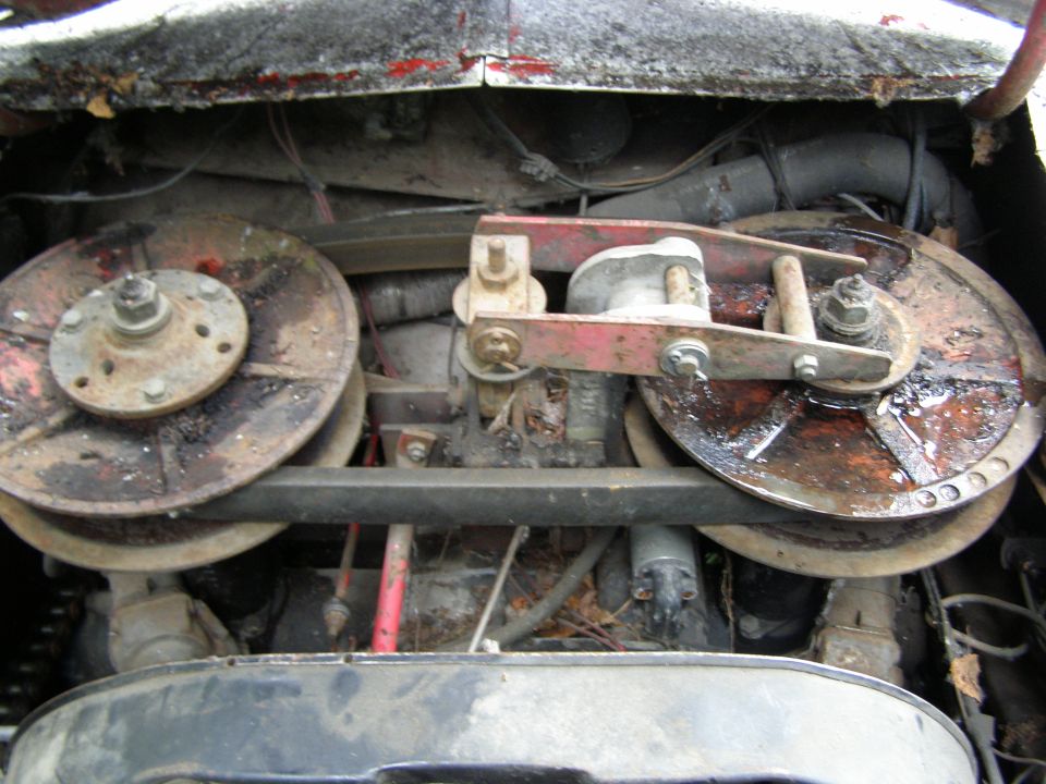 Engine pulleys and belts with "SUPERMOTORS" logo visible
