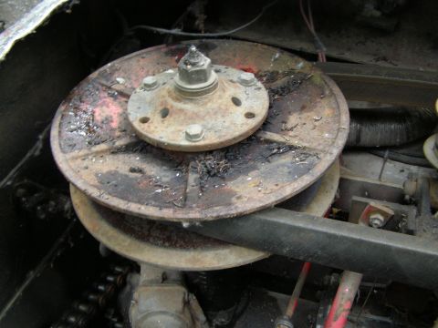 2000 Ford E350 - Rusty pulley system with chain drive, part of a vehicle's mechanics.