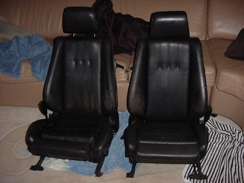 1989 BMW 3 Series - Two black leather car seats, likely from a BMW 3 Series, are shown indoors. The registry claims they are from a 1989 model.